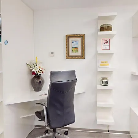 Centro Puerto Deportivo Opcion Parking * 마르베야